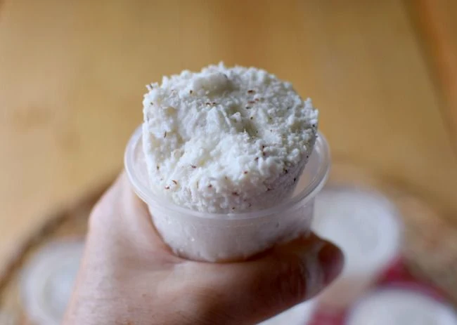 Polos de coco al estilo venezolano, se consumen en el vaso, el que se aprieta para dejar salir el helado.