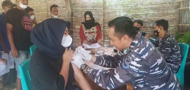 Desa Ciampea   kerjasama dengan TNI Angkatan Laut (AL) menggelar vaksinasi massal