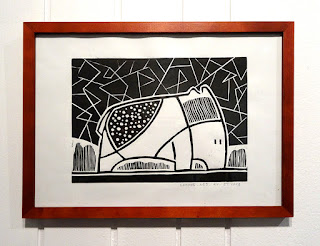 linogravure artisanale dessin animal imaginaire noir et blanc encadre signé Edwige Tarchi