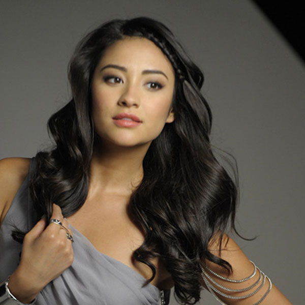 shay mitchell hair. Shay Mitchell sat down to