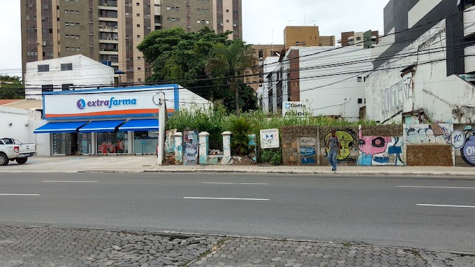 Terreno aberto deixa pedestres inseguros na Rua Marquês de Monte Santo