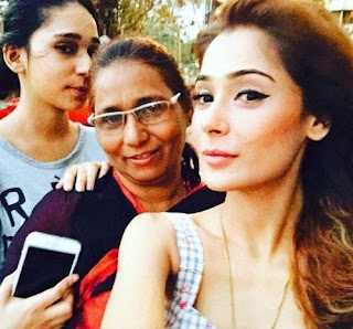 Foto Sara Khan dengan Ibu dan Adiknya