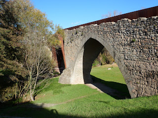 Reconstrucción del puente gótico de piedra y la parte de hierros. Sant  Celoni.