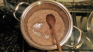 pentola contenente del riso in fase di tostatura