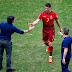 Joachim Löw tira meleca do nariz e cumprimenta Cristiano Ronaldo. Assista