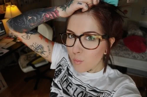 vemos a una preciosa modelo con un tatuaje de estilo geek