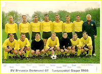 BV BORUSSIA 09 DORTMUND - Dortmund, Alemania - Temporada 1965-66 - Held, Sturm, Assauer, Emmerich, Schmidt, Libuda, Wosab, W. Multhaup (entrenador); Redder, Geisler, Wessel, Paul, Tilowski, Kurrat, Cyliax - En esta temporada, el Ballspiel-Verein Borussia 09 Dortmund fue campeón de la Recopa al ganar al Liverpool por 2 a 1, en la final disputada en el estadio Hampden Park de Glasgow