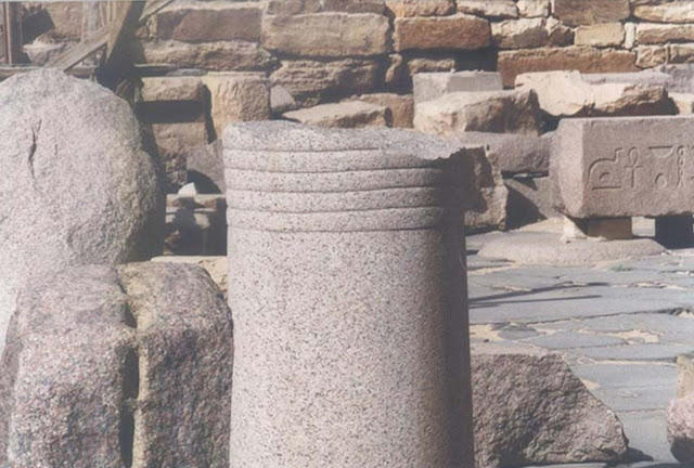 Абусир, Египет. Остатки гранитной колонны с выгравированными на ней линиями.