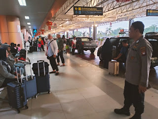 Satgas Ops Liong Kapuas 2024 Kawal Arus Balik Imlek di Bandara Supadio. (Humas Polda Kalbar/Borneotribun)