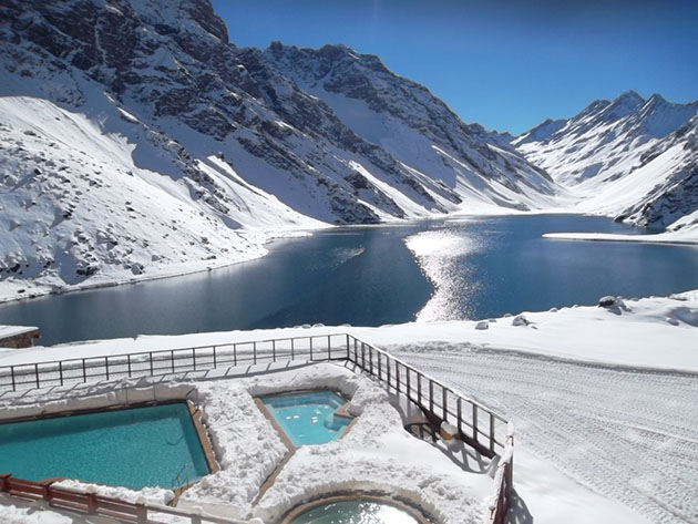 A bela vista do lago através do restaurante em Portillo - Chile