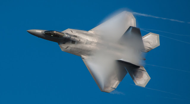 F-22 Raptor vapor trail