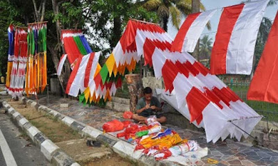 Ambon, Malukupost.com - Penjual pernak-pernik atau berbagai jenis bendera hias dalam rangka menyongsong perayaan HUT Republik Indonesia tahun 2018 mulai ramai di Kota Ambon, Maluku. "Sudah banyak juga yang laku terjual pernak-pernik ini, berbagai corak dengan harga yang berbeda-beda sesuai ukuran dan corak," kata Asep warga Garut, Jawa Barat, yang berjualan di emperan jalan Sudirman, Desa Batumerah, Kamis (2/8).