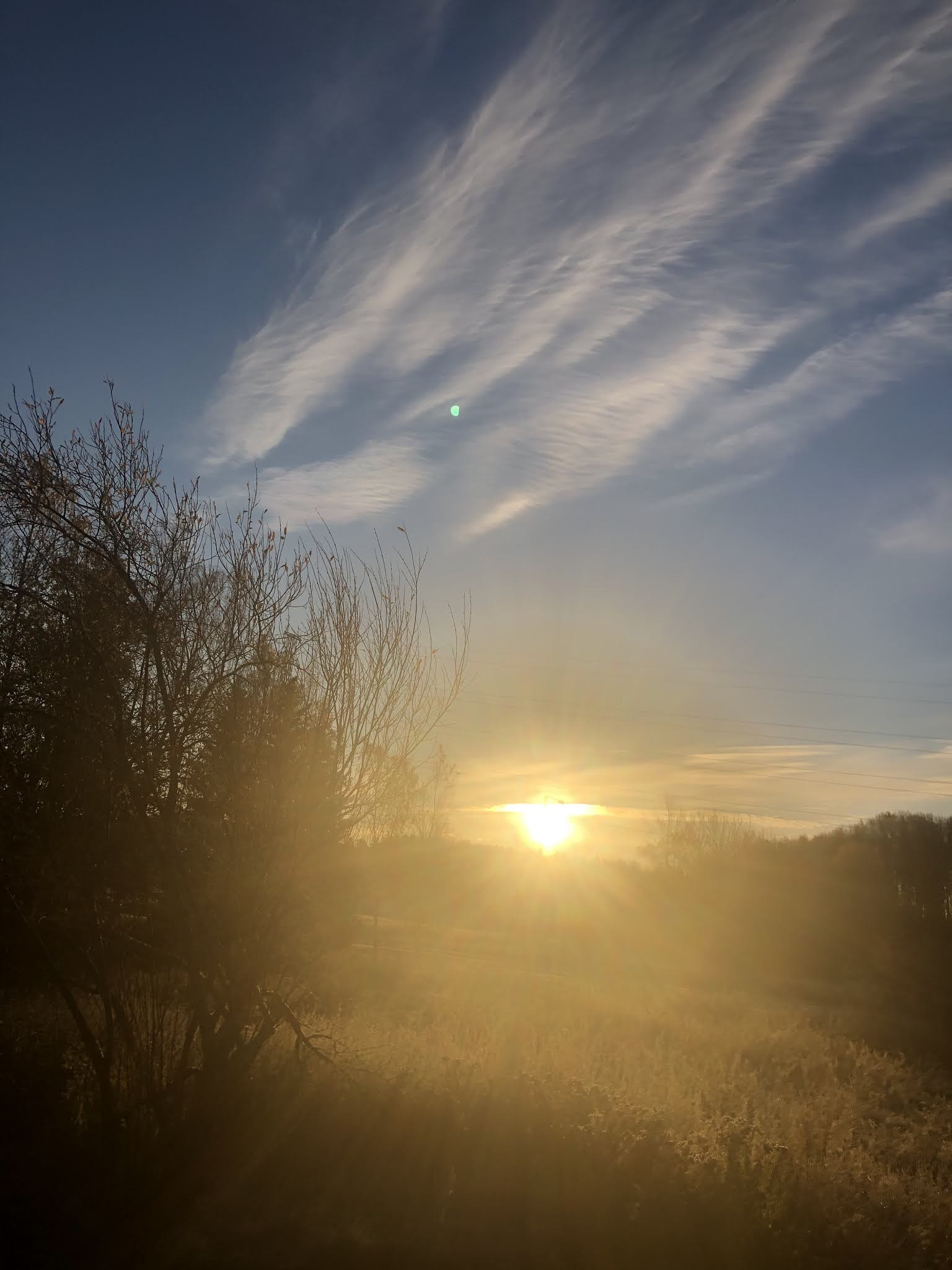 Kolmas energiakeskus on solar plexus -chakra, joka edustaa henkilökohtaista voimaa suhteessa ulkoiseen maailmaan. Tämä chakra sijaitsee navan yläpuolella ja liittyy kahden ensimmäisen chakran tavoin fyysisyyteen. Itseluottamuksen kehittymiseen liittyvät asiat sisältyvät tähän energiakeskukseen. Se vie meitä eteenpäin egon ja peritystä identiteetistä eroavan persoonallisuuden muodostamisessa. Chakraa kuvastava väri on keltainen, sen elementti on tuli ja aisti on näkö.