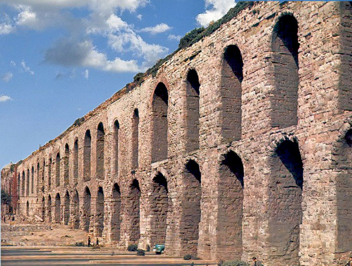 Η Κωνσταντινούπολη οχυρώνεται και στολίζεται με έργα τέχνης - Η ρωμαϊκή αυτοκρατορία μεταμορφώνεται - από το https://idaskalos.blogspot.com