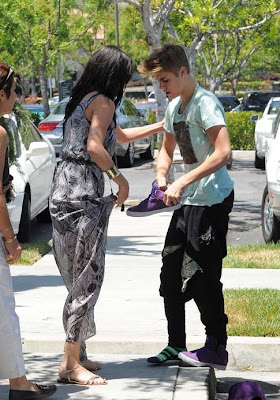 Bieber loses a shoes in the scuffle