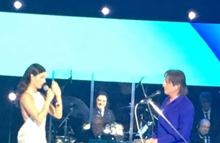 Roberto Carlos e Sereia no palco do Especial de Fim de Ano