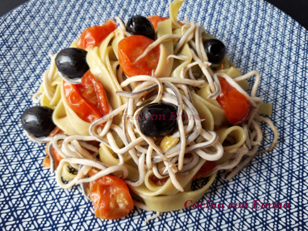 Tagliatelles con gulas y tomates cherry