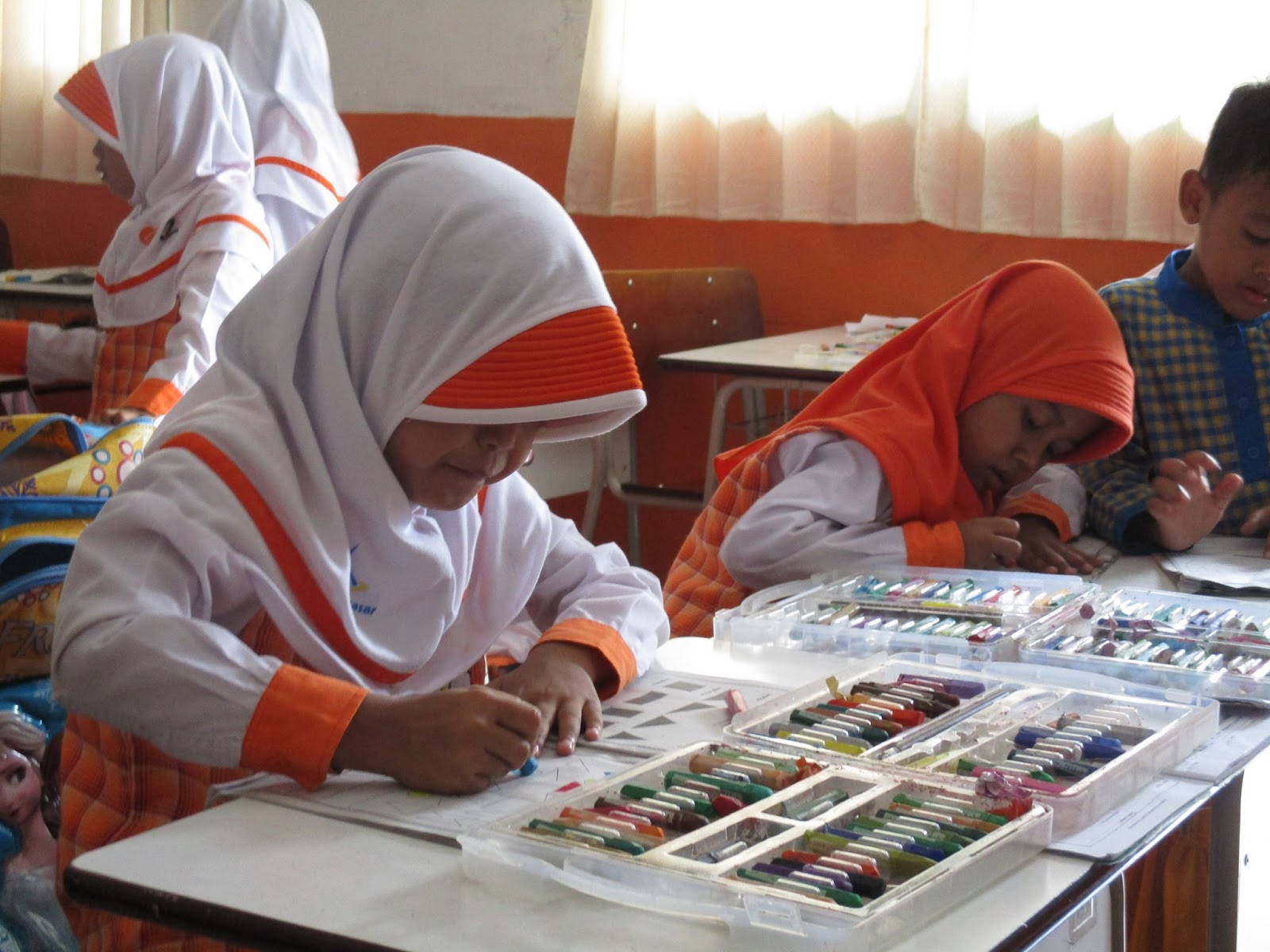 CILEGON Kegiatan belajar mengajar siswa siswi kelas 1 SD Juara Cilegon pada hari Selasa 08 03 ialah pembelajaran tematik