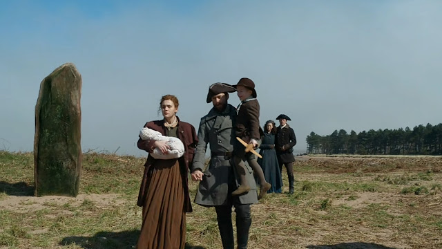 Outlander hetedik évad második epizód: Bree (Sophie Skelton) és Roger (Richard Rankin) valamint a gyerekek megindulnak a kövek felé