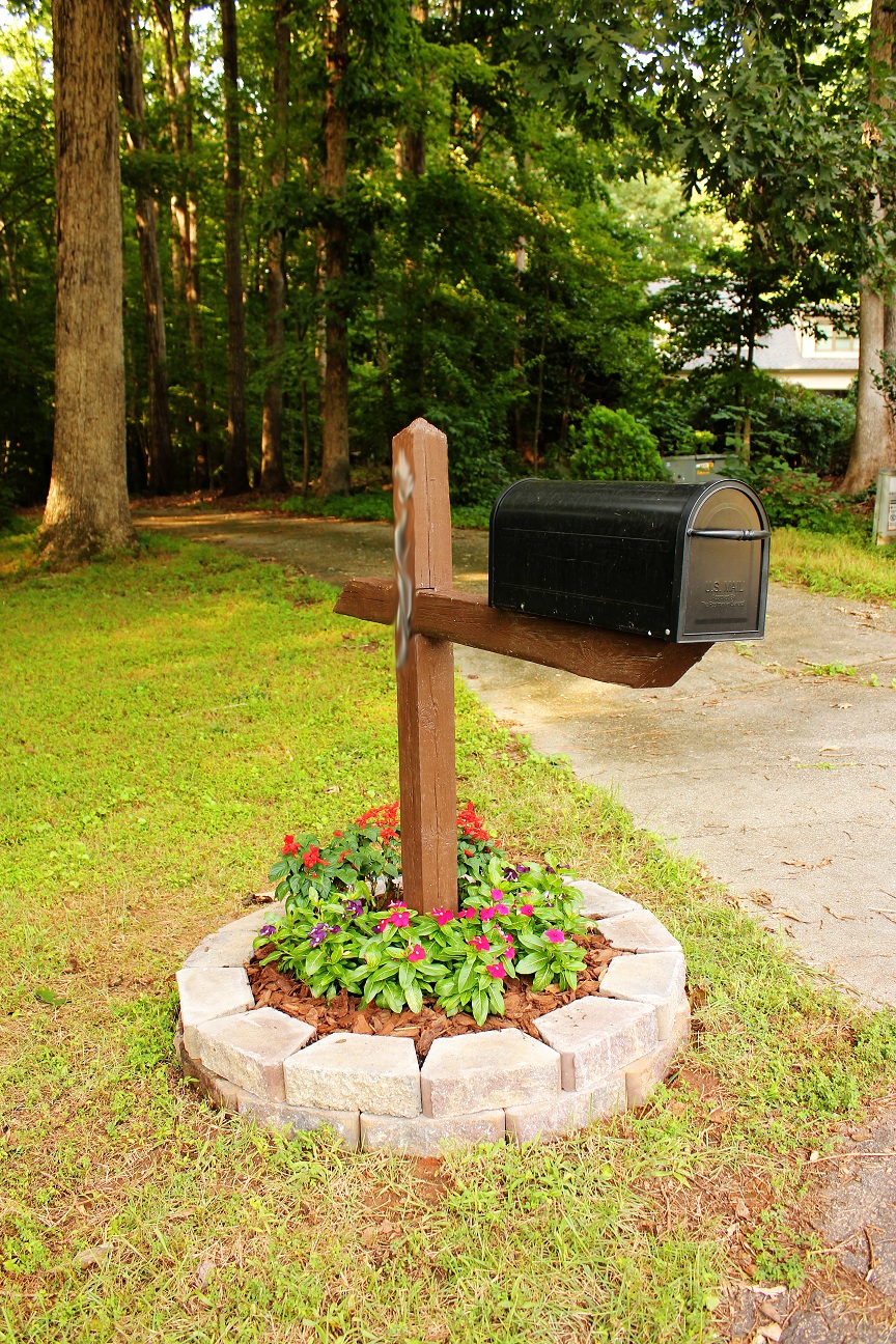Fall Mailbox Garden Ideas Photograph | The Handcrafted Life* on Mailbox Garden Designs
 id=12102