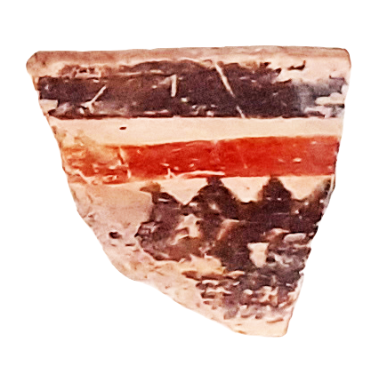 Πολύχρωμο όστρακο (πιθανότατα από φιάλη), διακοσμημένο με γραμμικά σχέδια μαύρου και ερυθρού χρώματος σε υπόλευκο στιλπνό φόντο.