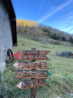 Signage in Valazurio pointing to Colle Palazzo.