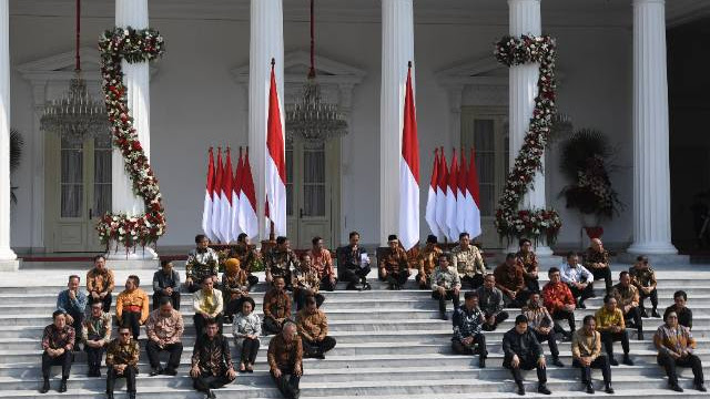 Umumkan Nama-nama Menteri, Jokowi "Ngemper" di Tangga Istana