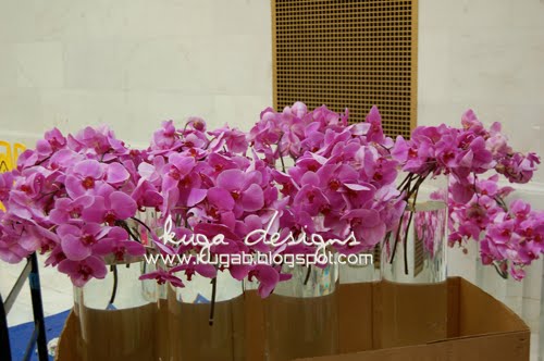  hydrangea floral arrangement into an arrangement to match the ceremony 