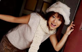 Sora Aoi con gorro y chalina invernal