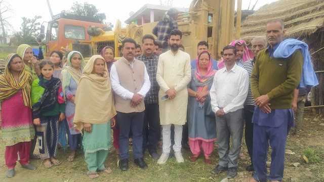 BDC Chairman Block Sumb Sh. Romesh Singh Inaugurated Hand Pump at Village Deveka Panchayat Amli
