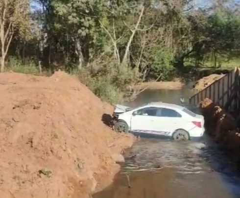 Carro despenca em rio durante obra de ponte e deixa três feridos em Rondônia