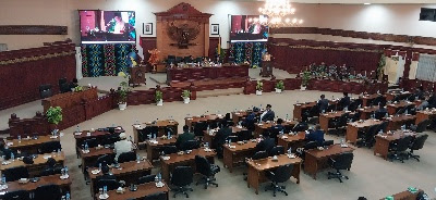 Diwarnai Interupsi, DPRD NTB Setujui dan Tetapkan Dua Raperda Prakarsa Menjadi Perda