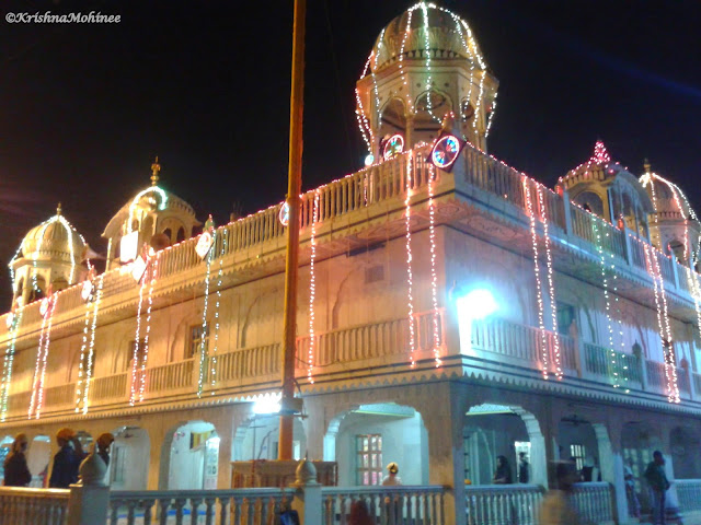 Image: Gurudwara building on Mumbai Agra Highway decorated on Gurupurab Festival