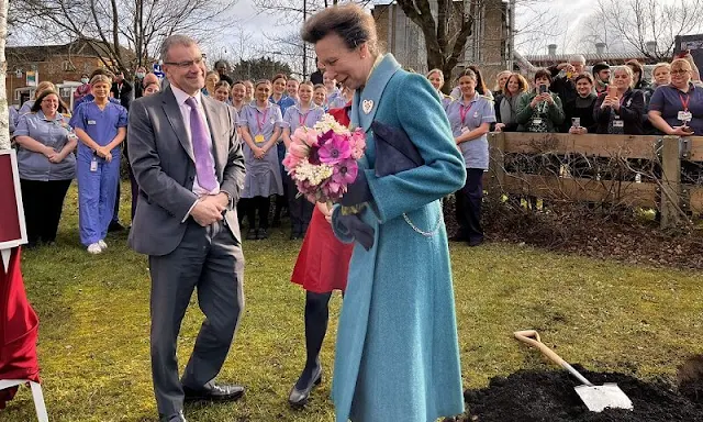 Princess Anne wore a blue long coat, black suede boots, diamond brooch. The Queen’s Platinum Jubilee Civic Honours Competition