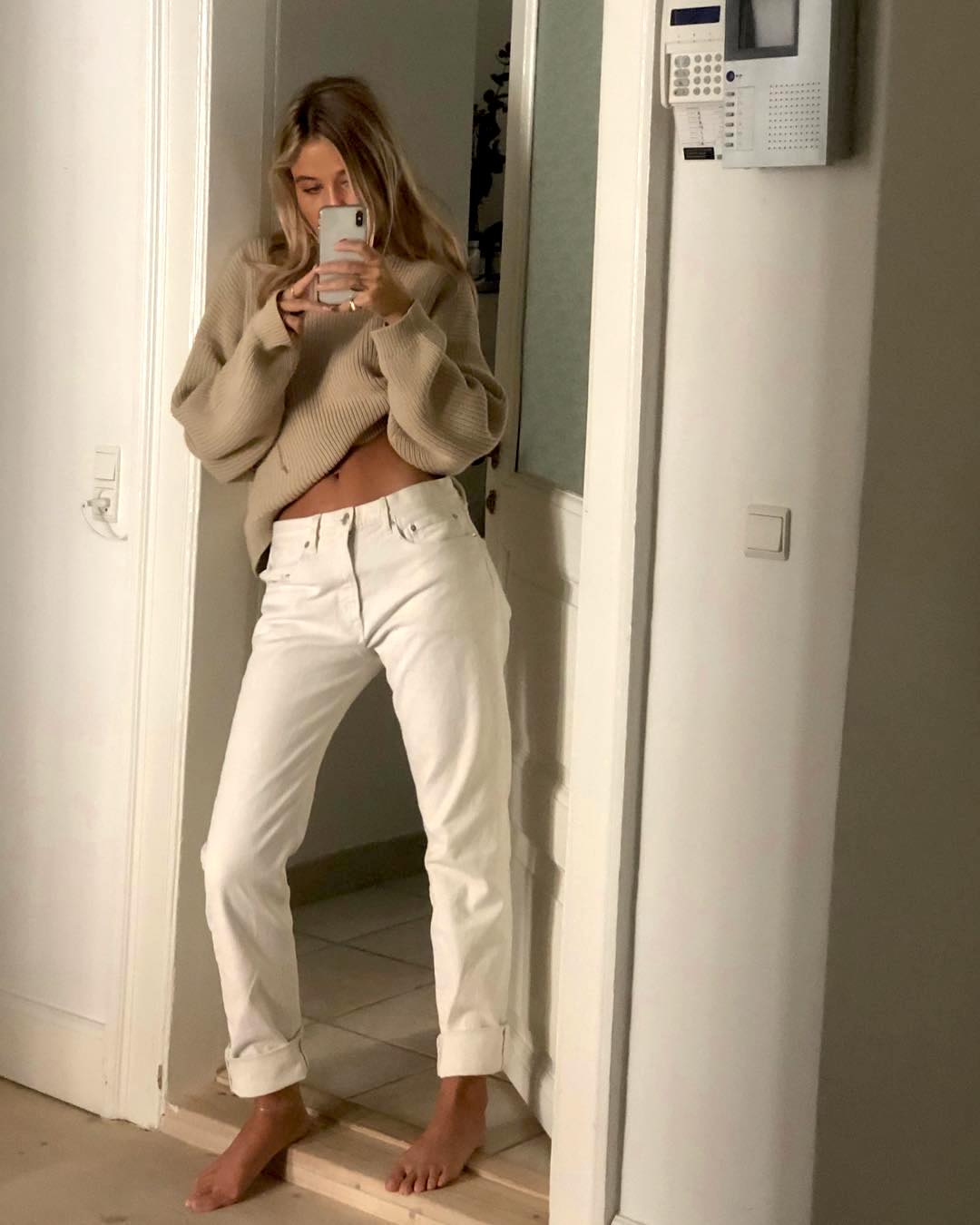 Casual Weekend Winter Look — Transitional Spring Outfit Idea – Josefine HJ In a Ribbed Beige Sweater and Cuffed Loose White Jeans