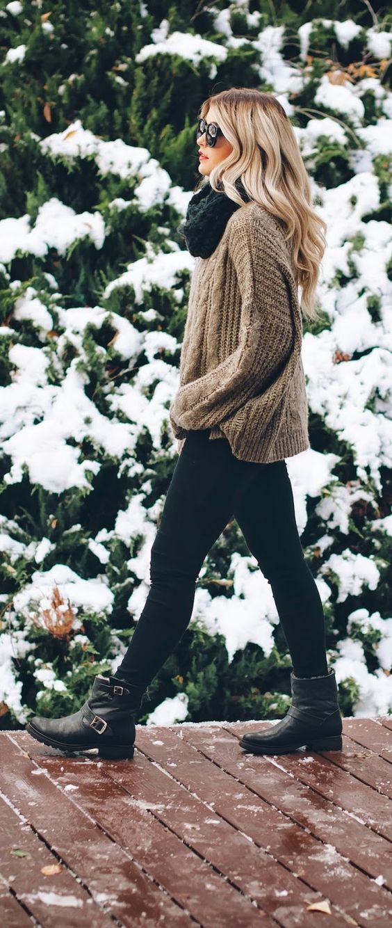 cozy winter outfit_scarf + knit sweater + black skinnies +boots + plaid bag