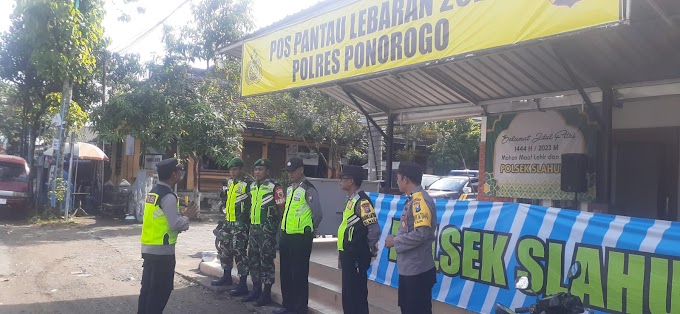  Pengamanan dan Pengaturan Lalu Lintas Di Depan Pos Pantau Polsek Slahung