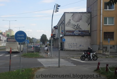 Značka "Zosadni z bicykla" na ulici Kapitána Nálepku v meste Michalovce