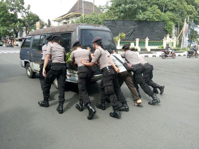 Polisi Sabhara Dorong Mobil Mogok di Jalan Tentara Rakyat Mataram Yogyakarta