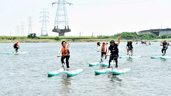 ▲慶安水道的水域很平靜，非常適合發展水上活動，包括去年廣受好評的SUP、獨木舟之外，今年更首次推出水上自行車、龍舟板SUP。（記者林明佑翻攝）