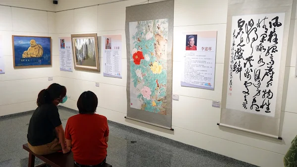 ▲成美文化園區成美藝廊展出「藝術有愛 益挺伯立歐 聯合義展」展期時間至8月15日，邀請您共同為打造伯立歐家園盡一份心力。（記者林明佑攝）