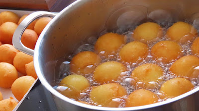 Fritule s bijelom čokoladom / Mini donuts with white chocolate