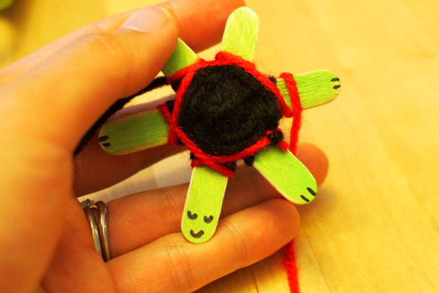 How to make popsicle turtles using three sticks and God's Eye Weaving Pattern