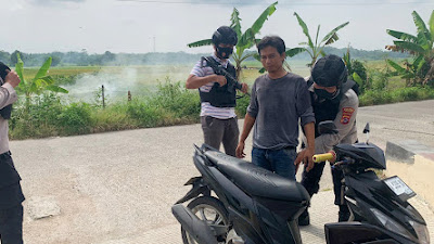 Periksa Kendaraan dan Warga Yang Datang, Personel Polsek Kopo Polres Serang Siap Siaga Dalam Penjagaan Mako 