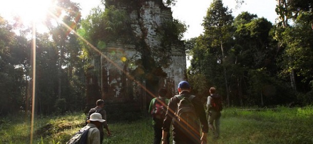 A cidade medieval perdida que prosperou numa montanha coberta de névoa cambojana há 1.200 anos, foi descoberta por arqueólogos usando tecnologia laser revolucionária e aerotransportada.