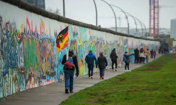 The berlin wall cold war