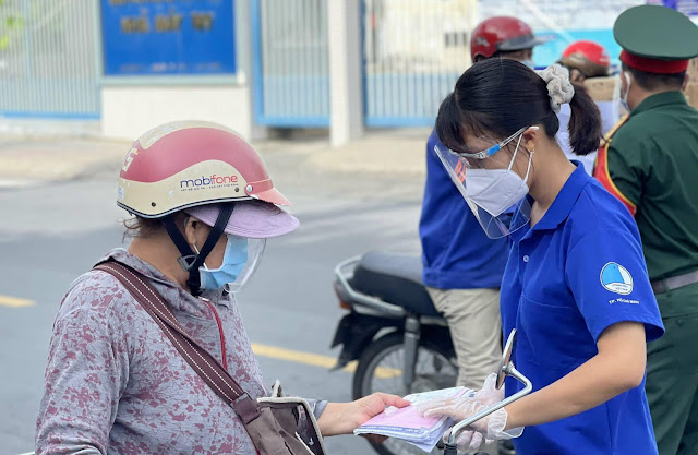 Lực lượng đoàn viên, hội viên, chiến sĩ tình nguyện hè tham gia trực tại các chốt kiểm soát giao thông trên địa bàn. (Ảnh T. Bình)