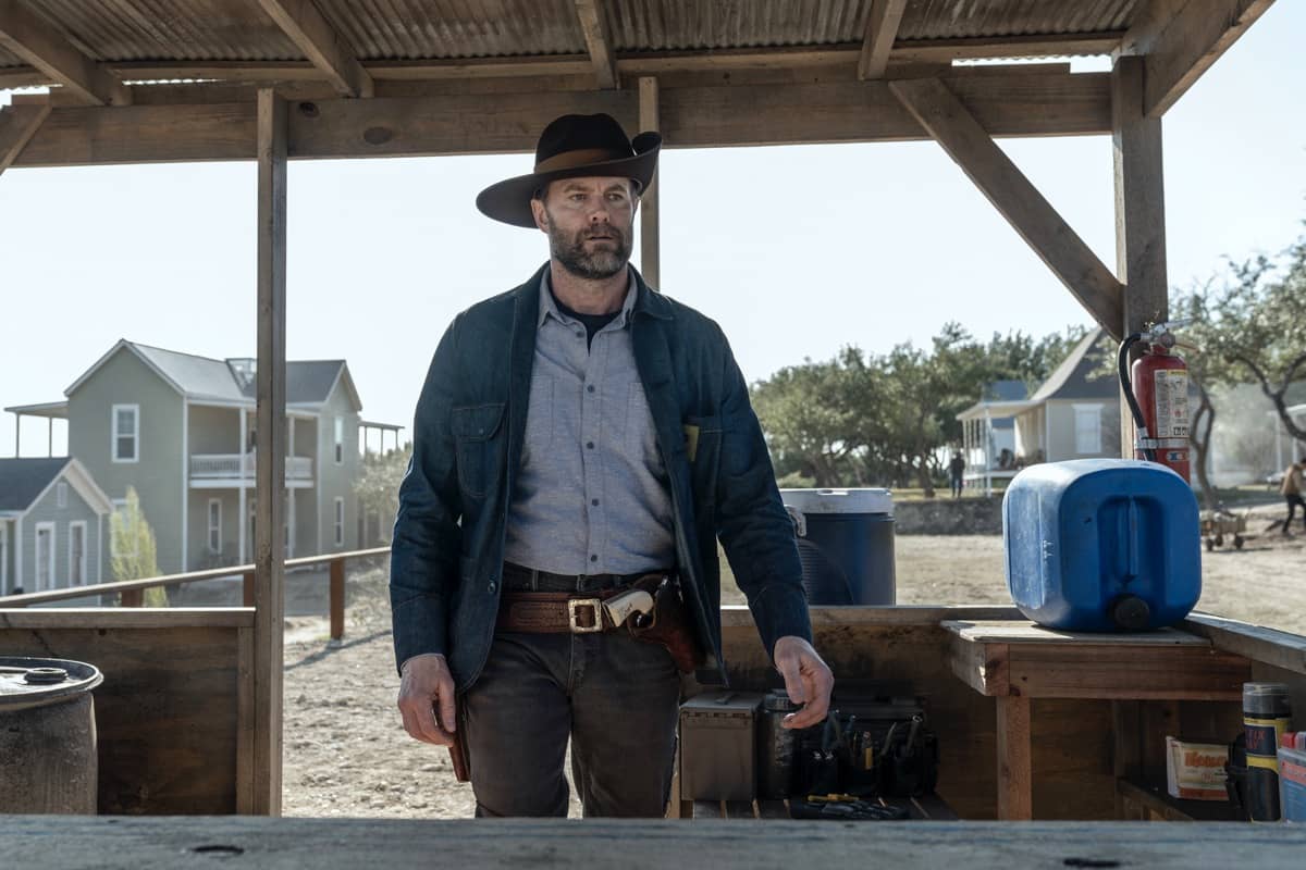 John Dorie en uno de sus turnos de vigilancia en el episodio 6x04 de Fear The Walking Dead