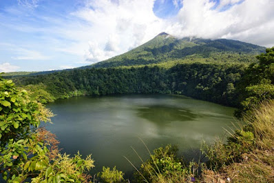 Danau Tolire Ternate Terbentuk karena  proses tektonik Gunung Gamalama [Image by awalinfo.blogspot.com],