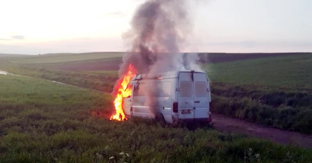 Microbuz incendiat pe un câmp din Calafindești
